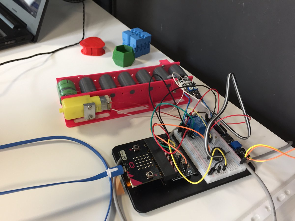 PiaceDojo's tweet photo. Ieri tanti Ninja si sono destreggiati con #Scratch, #Microbit e elettronica, automazione e robotica!
 #piacedojo il #coderdojo di #piacenza https://t.co/XWCxqk4fEM