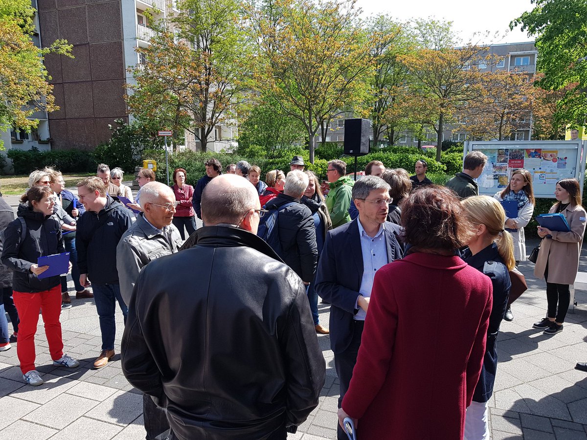 LH_Potsdam's tweet photo. Gleich startet die #Stadtteilwanderung im #Schlaatz am Magnus-Zeller-Platz. #OBMSchubert, die Beigeordneten und interessierte Bürgerinnen und Bürger gehen über den Weidenhof und den Erlenhof bis An der Alten Zauche
#PotsdamerBürgerdialog #Mitmachen https://t.co/kOBhcIwsXm