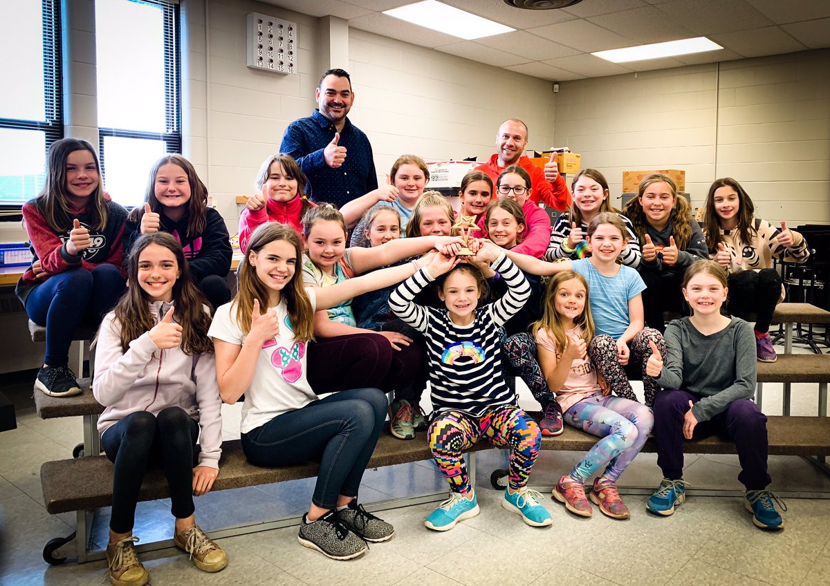 wheaton_chris's tweet image. Notre projet “L’espoir d’avenir” a gagné le prix “Vidéoclip musical de l’année” du Festival Ciné-relève!! Bravo à tous les élèves qui ont contribué à ce beau projet👏🏻 Vous pouvez voir le vidéoclip ici: m.youtube.com/watch?v=fpP69w… @Ecole_AbbeyLand @PACnb_org @octaveleblanc @cinereleve