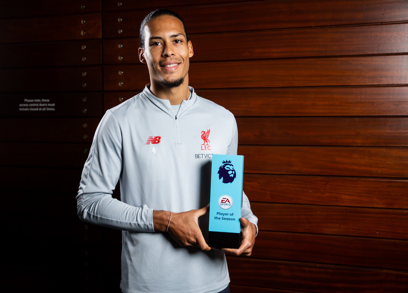 Рэшфорд лучший игрок января. Апл лучшие футболисты. Вирджил ван дейк награды. Лучшие футболисты апл 2018. Лучший игрок месяца апл.