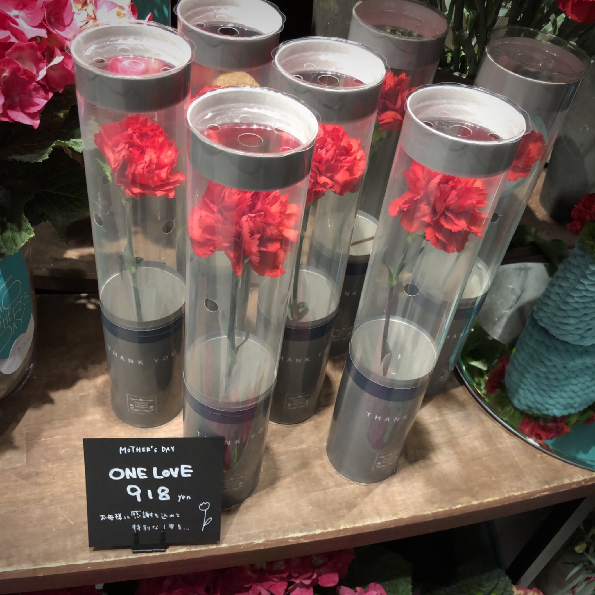 メカ侍 マーケティング 買いやすい値段 安っぽくない見た目 持ち運びやすいパッケージ ラッピング等を待たずに買える手軽さ One Love というメッセージ性のあるネーミング 花も売り方次第やなぁ 母の日 花屋さん 花束