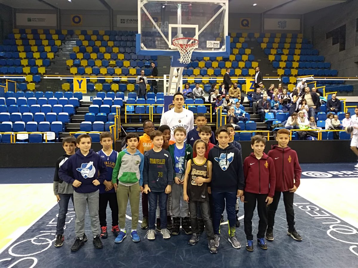 Metropolitans92's tweet image. L’équipe U11 de @elcv78 est présente aujourd’hui pour le dernier match à domicile des #LevalloisMetropolitans ! ✌️😊
Petite rencontre avec @RoosMaxime avant le match ! 🤝👏
#GoLM