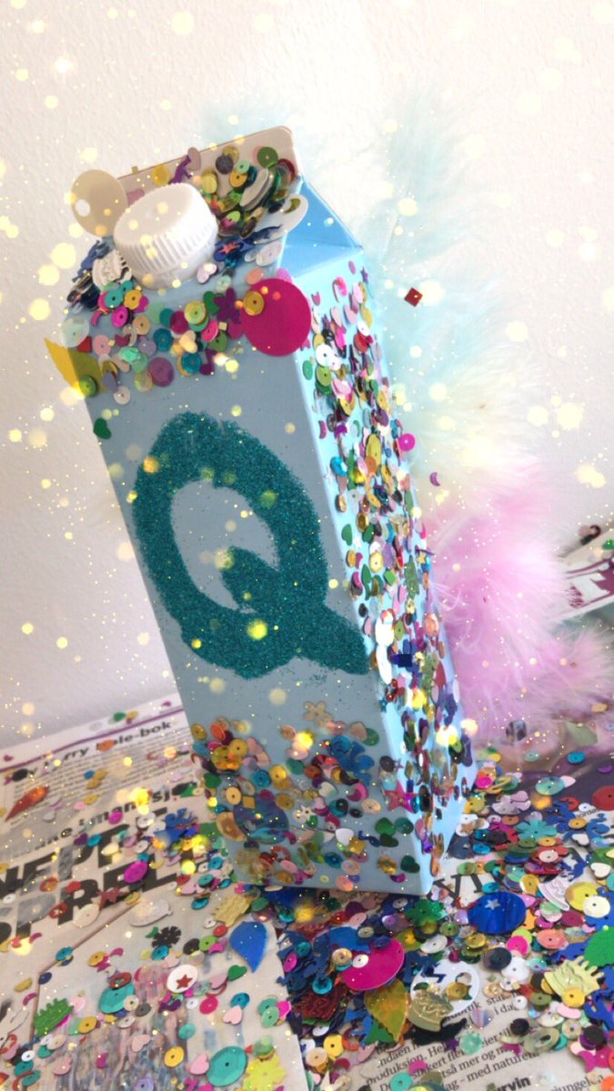 popkornhjerne's tweet photo. Kaster litt glitter og glamour over #qmelken i anledning #eurovision som står for døren neste uke ✨👏🏼🤩❤️🧡💛💚💙💜 #qmeieriene #melk #eurovision #edition #design #innovasjon #minqide https://t.co/V3HAsIFvxh