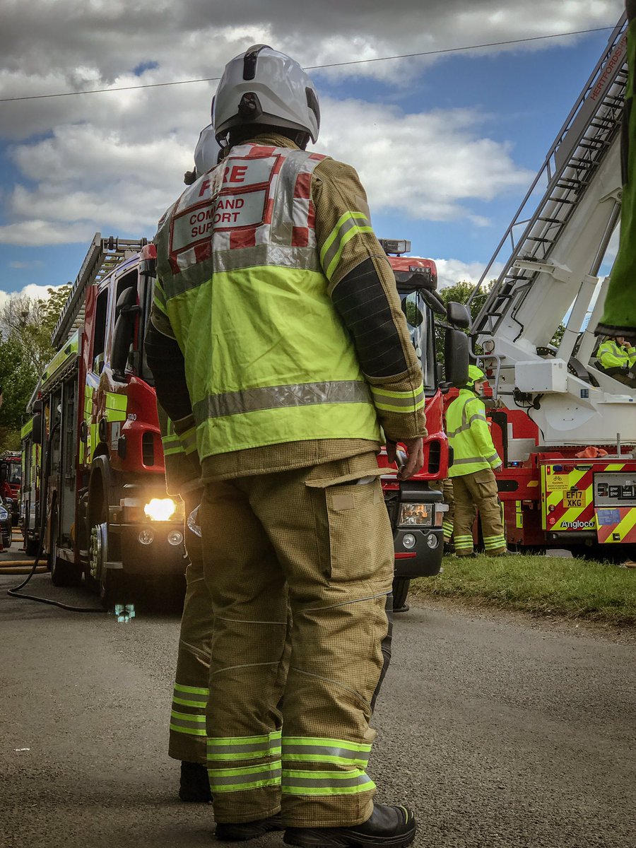 WGCGreenWatch's tweet photo. We’re in attendance at a fire involving 4 houses in Wareside at the moment, we have 10 pumps and an ALP making a superb effort to extinguish the fire! @HertsFRSControl @hertsfirechief @SC_IanVealeHFRS https://t.co/pdkRnvPzYY