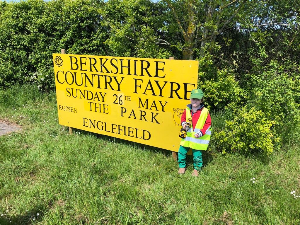 The first signs are going up in the sunshine today. Our little helper is directing operations and has it all under control 🚧⚠️☀️ #englefield #youngfarmers #countryfayre