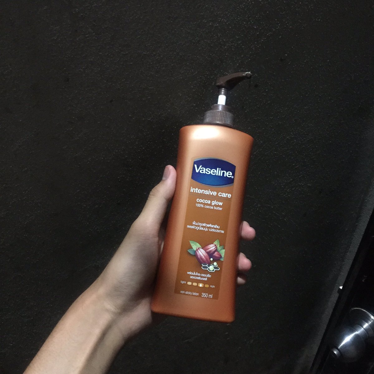 ohmxreview's tweet photo. รส.ทำผิดมาตลอด ทำไมพึ่งจะมาทำ ทาครีมหลังอาบน้ำคือที่สุด ชุ่มชื่น ซึมไว ไม่เปลืองครีม 3นาทีทองบำรุงไปจ่ะแม่ ทำเหอะมันดี คนที่กลัวว่าบำรุงหน้าที่หลังแล้วบอดี้ครีมมันจะอุดตัน ล้างมือได้จ่ะแม่! https://t.co/BKXAMtuKNL