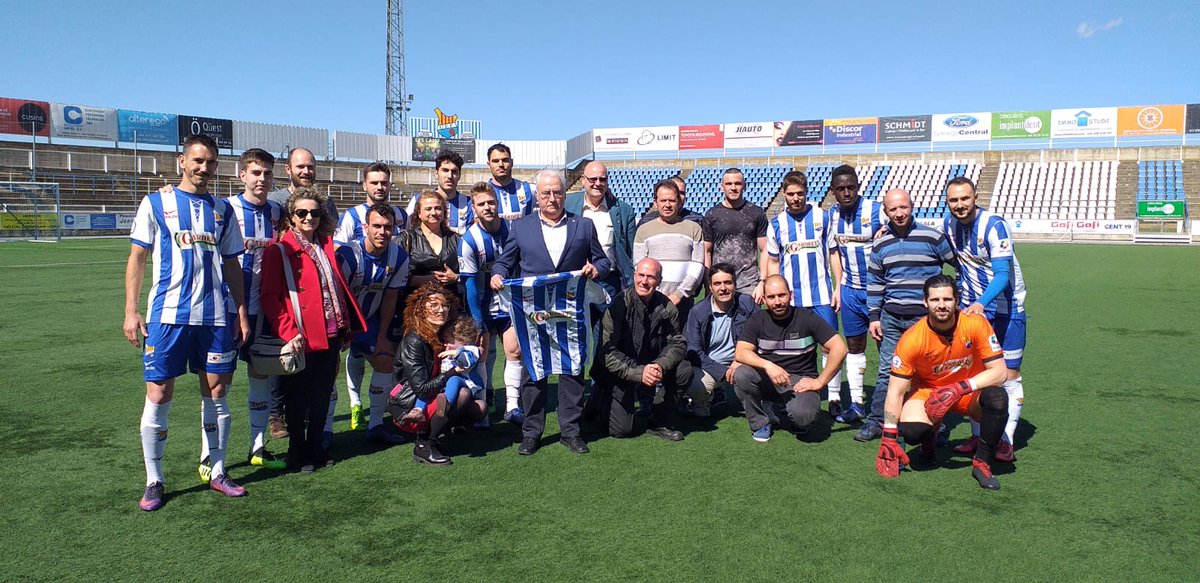 [CLUB 💙] El servei d’honor del partit d’avui contra el <a href="/CERDANYOLAFC/">CERDANYOLA VALLÈS FC 💚</a> ha anat a càrrec de Joan Gardell, de Gardell Maquinària Agricola, principal patrocinador del primer equip, amb motiu del 40è aniversari de l’empresa #3div5 #iencompto100