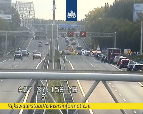 Flinke klapper op de #A27 bij knp. Gorinchem. Verkeer richting Breda kan over de vluchtstrook. Inmiddels wel file die kant op.