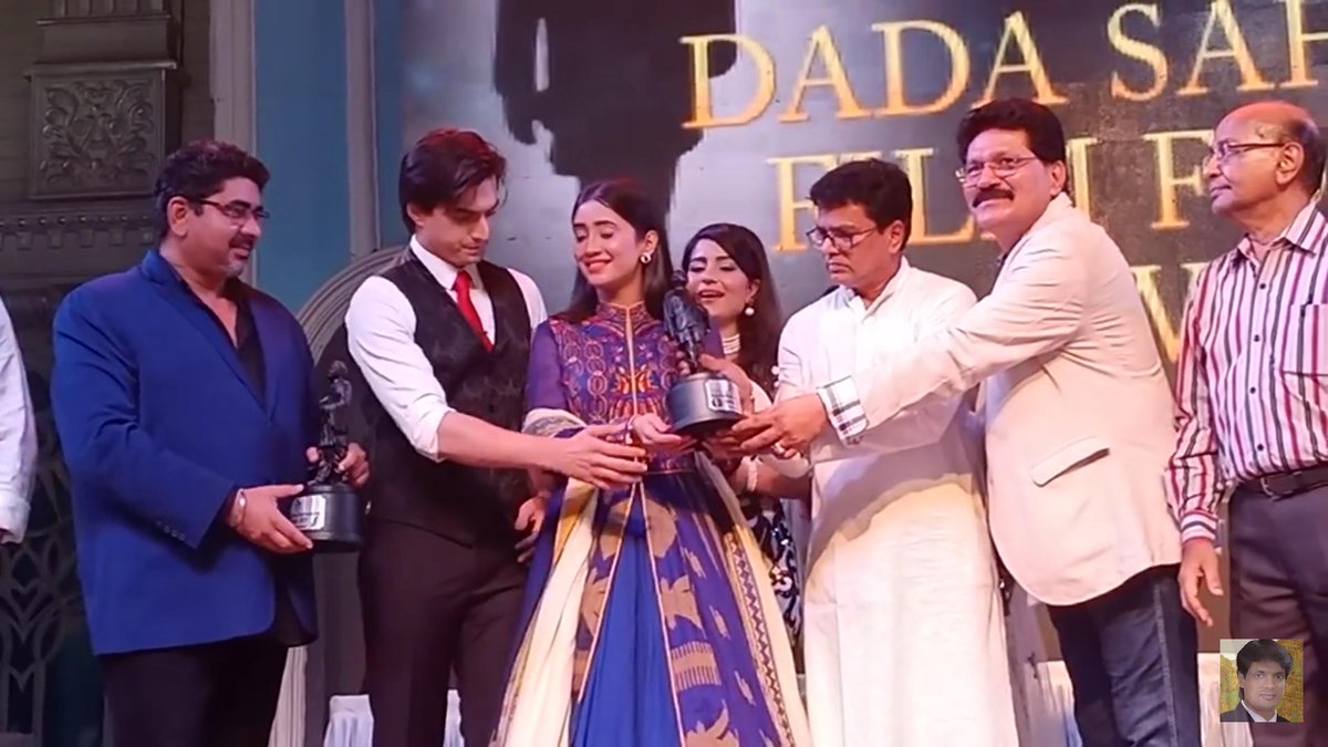 Sharing=Caring-Momo aise kyun khade ho? Jo mera hai vo tumhara bhi toh hai, saath mein lete hainJust my imagination but accepting the award together, no matter who's it was, is giving me another level of feels! Also that leaning in #yrkkh  #shivin  #shivinfeels  #PrivatevalaPDA