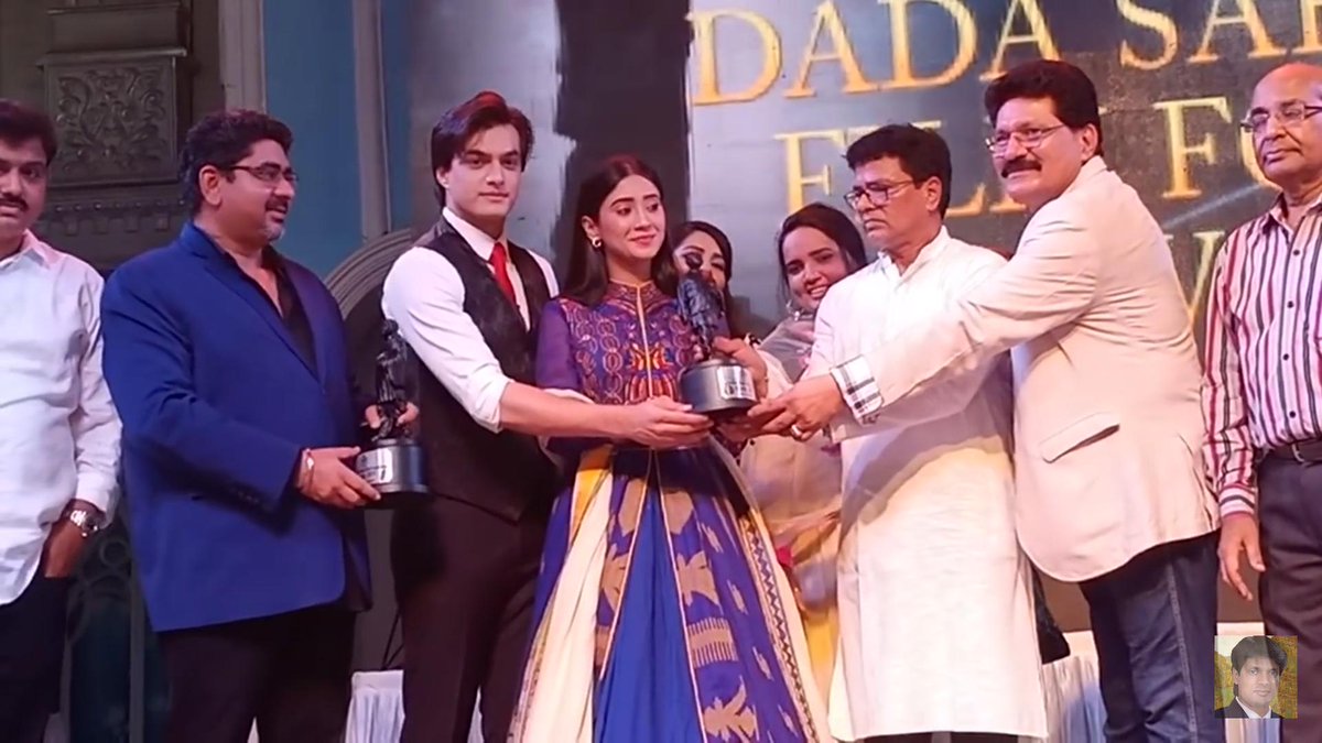 Sharing=Caring-Momo aise kyun khade ho? Jo mera hai vo tumhara bhi toh hai, saath mein lete hainJust my imagination but accepting the award together, no matter who's it was, is giving me another level of feels! Also that leaning in #yrkkh  #shivin  #shivinfeels  #PrivatevalaPDA