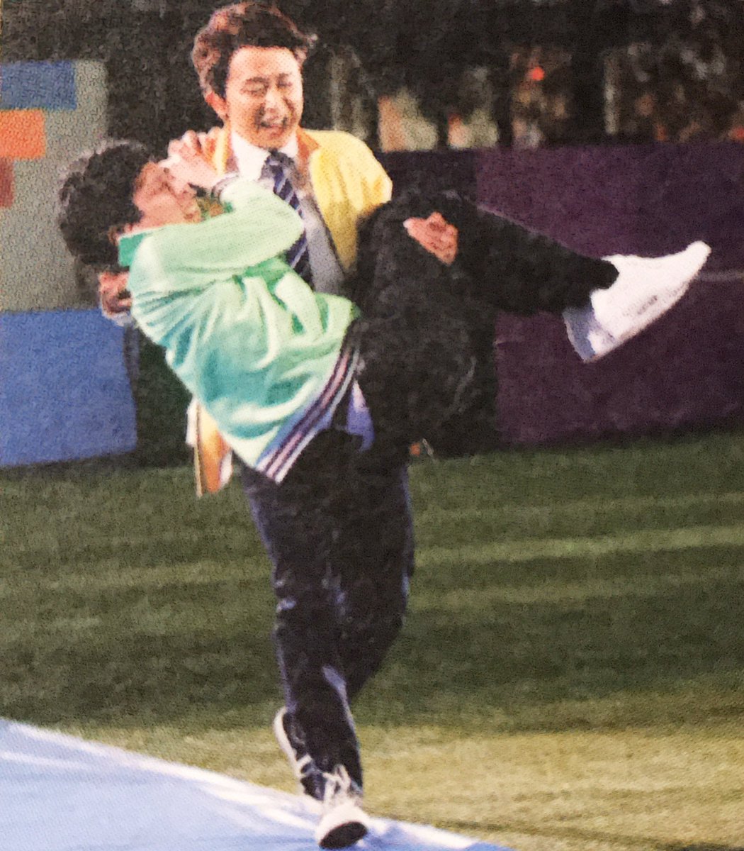 ripxx_h's tweet photo. 嵐による二宮和也の運び方。 https://t.co/s9P58fXWef
