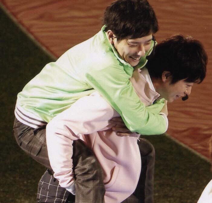 ripxx_h's tweet photo. 嵐による二宮和也の運び方。 https://t.co/s9P58fXWef