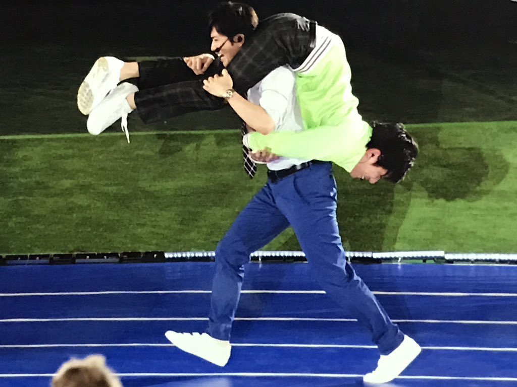 ripxx_h's tweet photo. 嵐による二宮和也の運び方。 https://t.co/s9P58fXWef