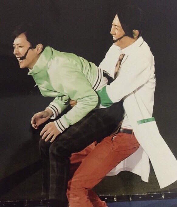 ripxx_h's tweet photo. 嵐による二宮和也の運び方。 https://t.co/s9P58fXWef