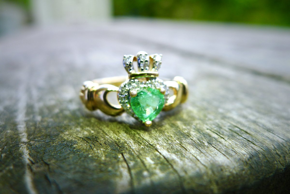 AidiMac's tweet photo. When you wear a #Claddagh on your left ring finger, it's a sign that you've found the one you'll be spending the rest of your life with. Worn on your right ring finger means your not yet engaged - heart facing out, you're single - heart facing in, you're taken. #emerald #ireland https://t.co/dz9qsMutvI