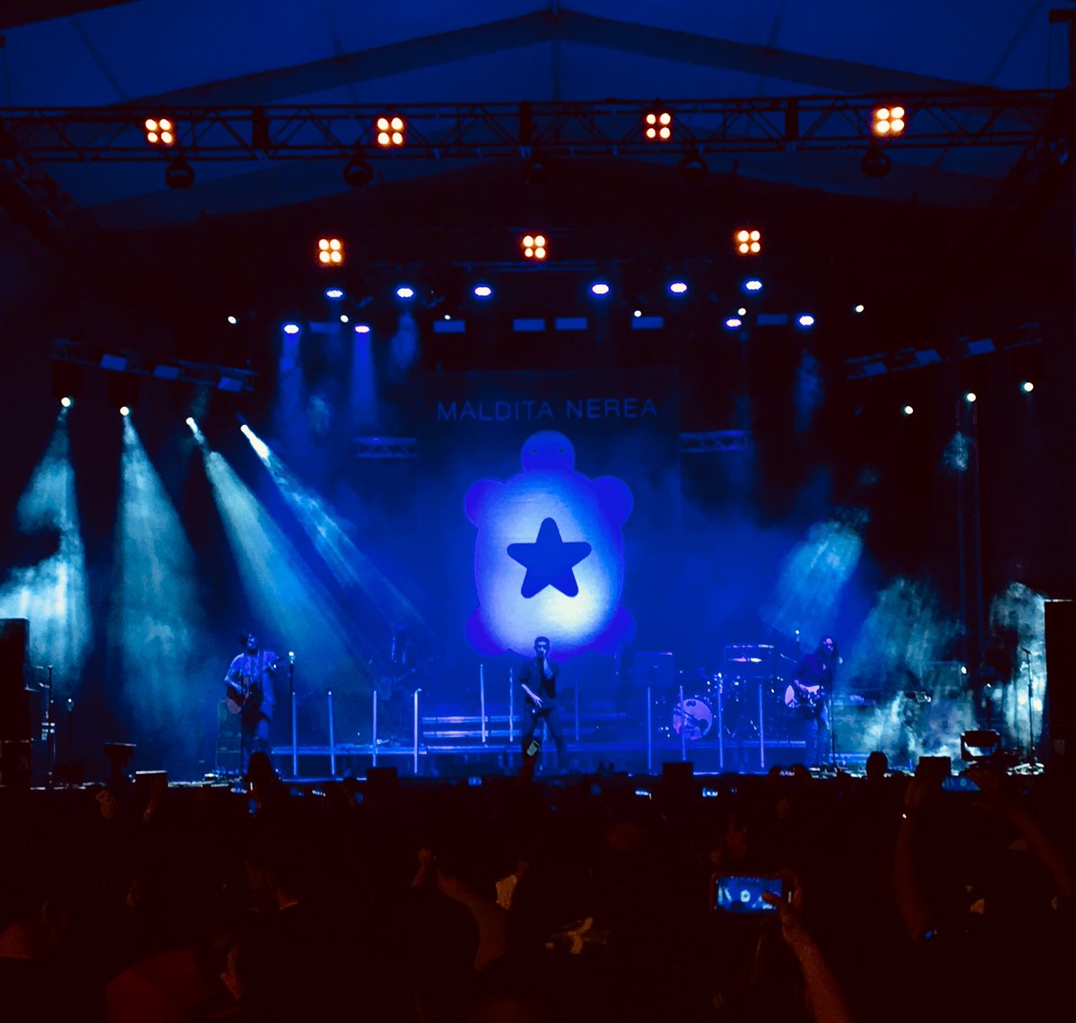 . <a href="/MalditaNerea/">Maldita Nerea</a> sigue creando mundos geniales con las cosas que dice. La pasada noche, iluminando #Alcobendas. 
Y <a href="/JorgeRuizMN/">JORGE RUIZ</a> comanda esta nave de músicos murcianos, catalanes y brasileños con maestría y cariño. Por muchos años más, amigo.