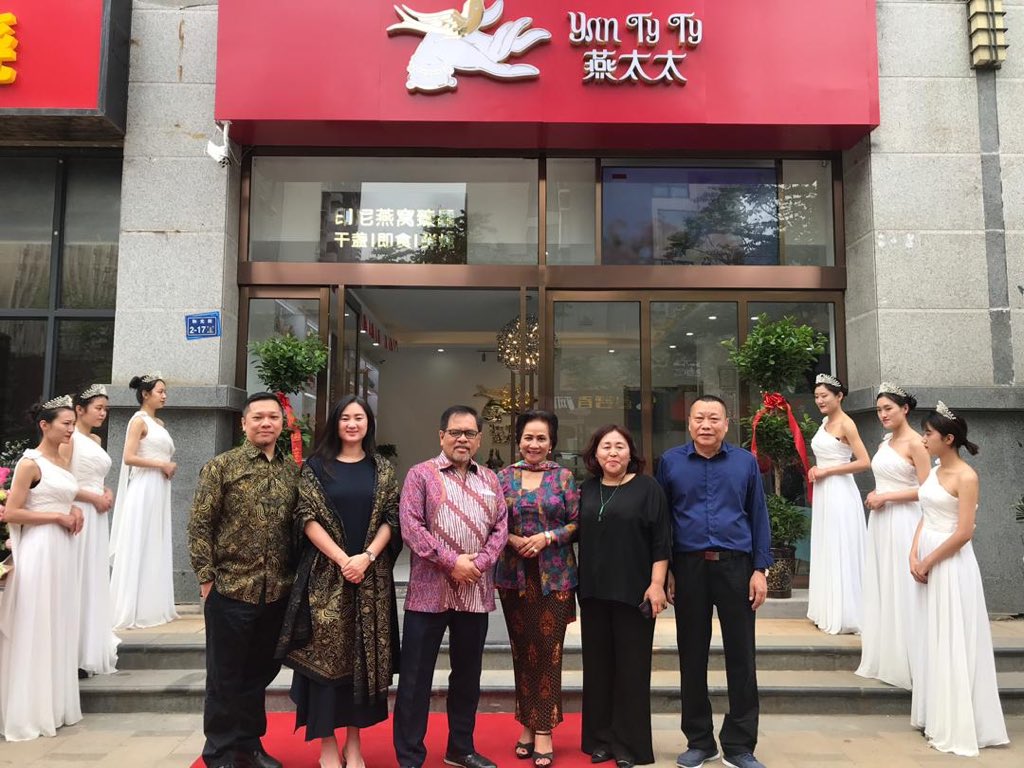 KBRI_Beijing's tweet image. 1. #Dubes RI resmi buka dua toko retailer produk olahan sarang burung walet Indonesia, Yan Ty Ty di  Zhengzhou (10/6). Bahan dasar sarang burung walet di kedua toko diimpor perusahaan supplier Indonesia, PT Anugerah Citra Walet Indonesia.