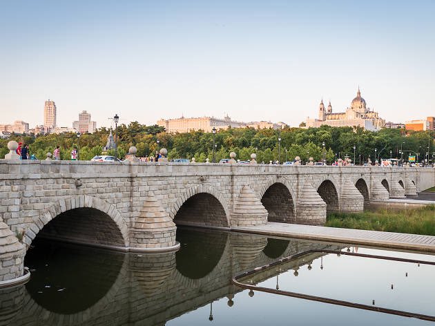 johnygrey's tweet photo. Feliz día de nuestro patrón, Santo Domingo de la Calzada, a los ingenieros de Caminos, Obras Públicas, Civiles y como tenga a bien llamarse en cada sitio a esto que hacemos.

Puente de Segovia, de Juan de Herrera. 1584. Madrid. Ampliado en el siglo XX. https://t.co/XYlMR5CfW3