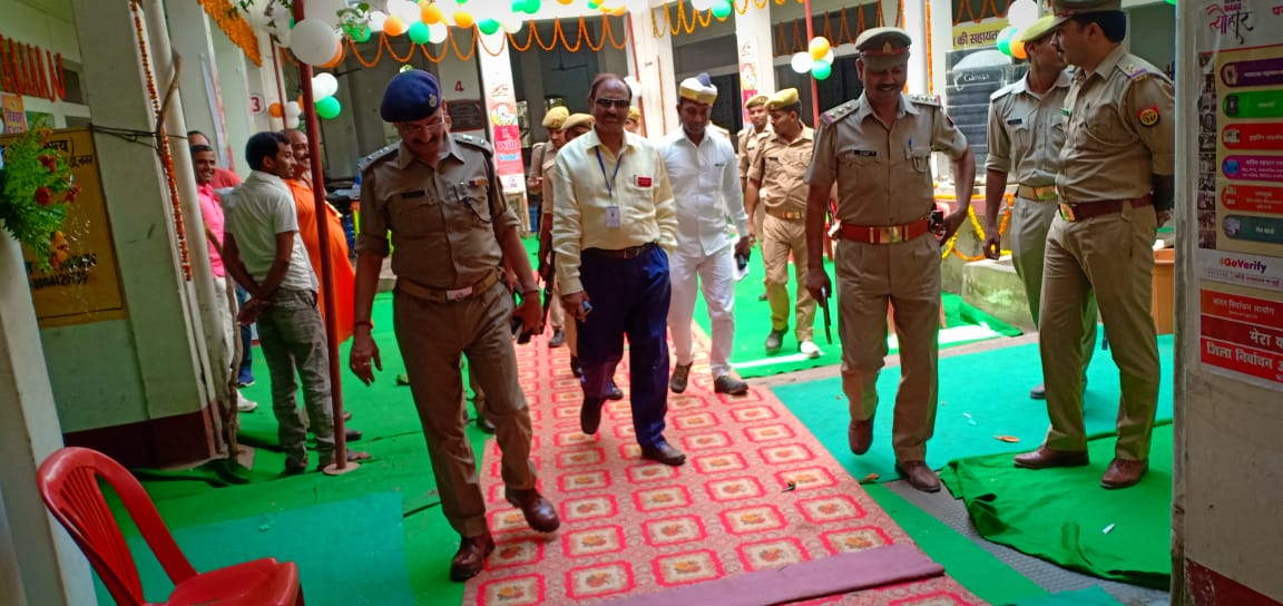 AmbedkarnagarDM's tweet photo. जनपद अम्‍बेडकरनगर के जिलाधिकारी एंव पुलिस अधीक्षक द्वारा मतदान केंद्रों का भ्रमण किया गया। https://t.co/6fLCzCS8gm