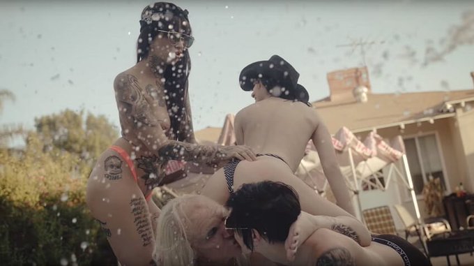 Cackling Leigh just stumbled upon these gems. @GothCharlotte @leighravenx @SteelPantherz https://t.co/jrthEZ2FRO<a href="/tag/murderthebutthole"class="tags"><span>#murderthebutthole</span></a>