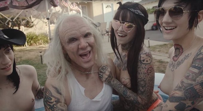 Cackling Leigh just stumbled upon these gems. @GothCharlotte @leighravenx @SteelPantherz https://t.co/jrthEZ2FRO<a href="/tag/murderthebutthole"class="tags"><span>#murderthebutthole</span></a>