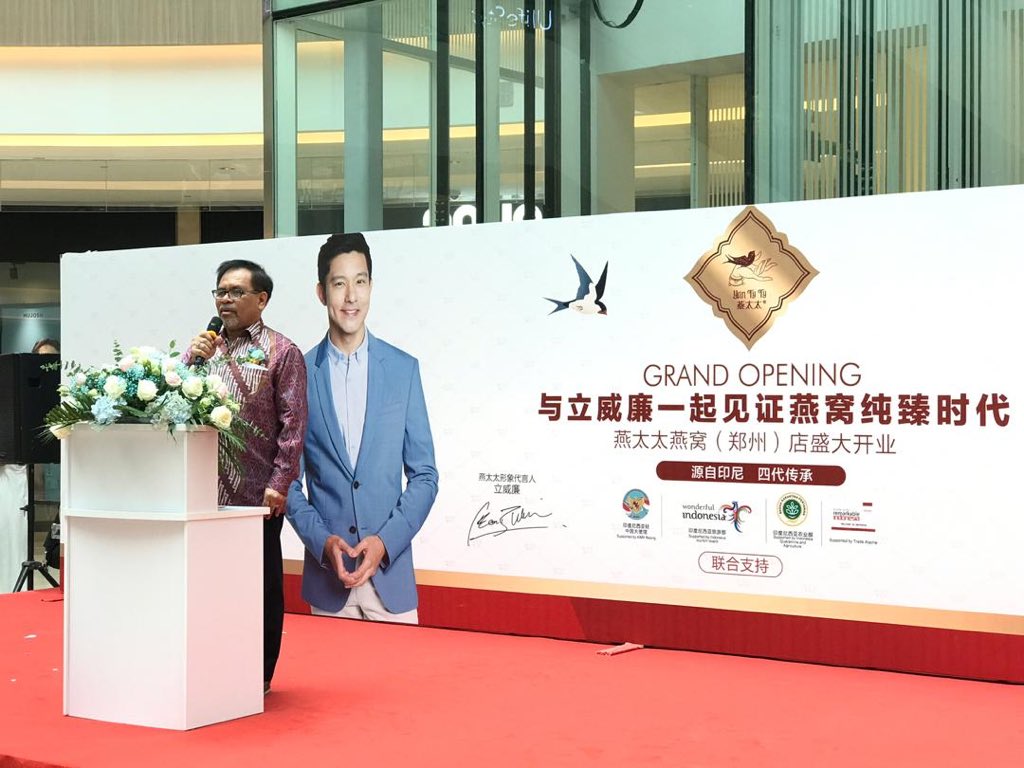 KBRI_Beijing's tweet image. 1. #Dubes RI resmi buka dua toko retailer produk olahan sarang burung walet Indonesia, Yan Ty Ty di  Zhengzhou (10/6). Bahan dasar sarang burung walet di kedua toko diimpor perusahaan supplier Indonesia, PT Anugerah Citra Walet Indonesia.