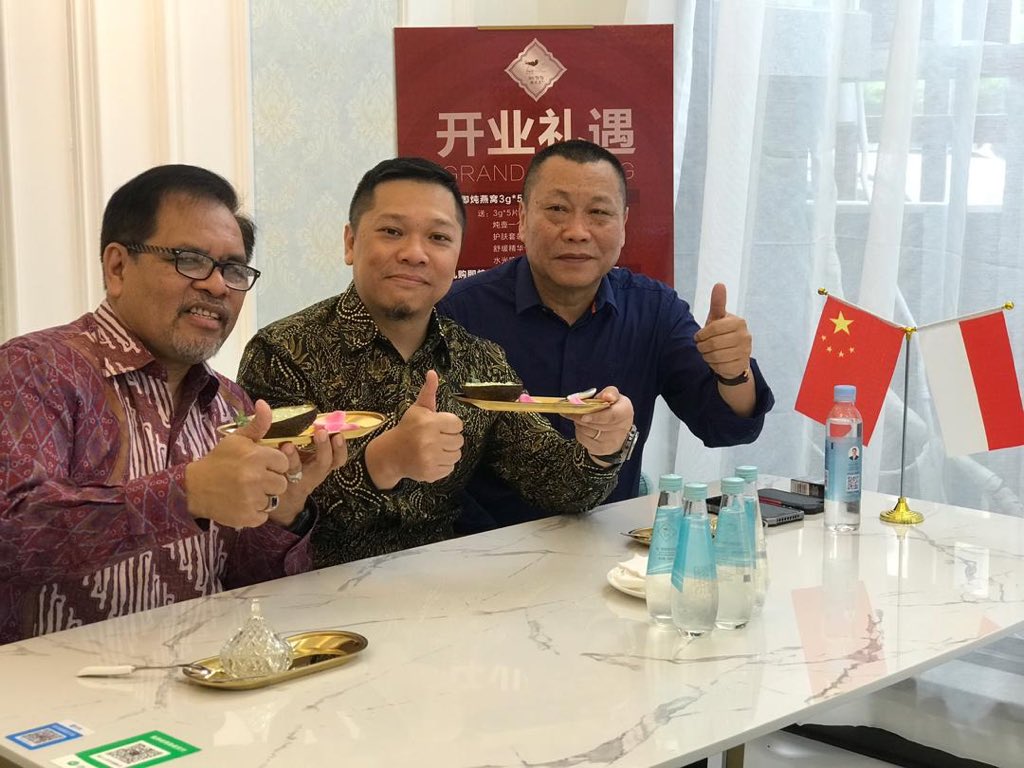 KBRI_Beijing's tweet image. 1. #Dubes RI resmi buka dua toko retailer produk olahan sarang burung walet Indonesia, Yan Ty Ty di  Zhengzhou (10/6). Bahan dasar sarang burung walet di kedua toko diimpor perusahaan supplier Indonesia, PT Anugerah Citra Walet Indonesia.