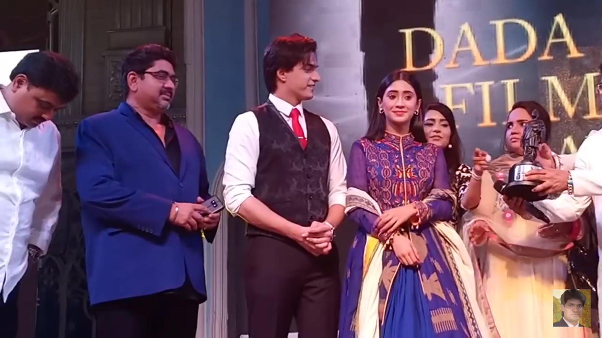 You stare, I stare-1st she stared, he caught her, then eyelock. She looked away but he continued staring. Yeh kya tha? Staring staring khel rahe the kya? (1 more eyelock moment before going offstage)"Aakhon hi aakhon mein ishara ho gaya"  #yrkkh  #shivin  #shivinfeels