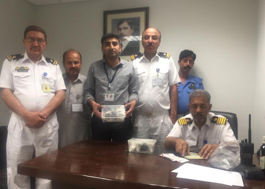 Nawaiwaqt_'s tweet image. مسافر نے ٹیرنٹولا مکڑیاں چین سے خریدی تھیں،مسافر عثمان خان پشاور کا رہائشی ہے.ٹیرنٹولا مکڑیاں کینسر کے مرض کی ادویات میں استمال کی جاتیں ہیں:کسٹم حکام
#Rawalpindi #NewIslamabadAirport #CustomOfficers #Operation #Smuggling #Passenger #ExpensiveSpiders @GOPunjabPK