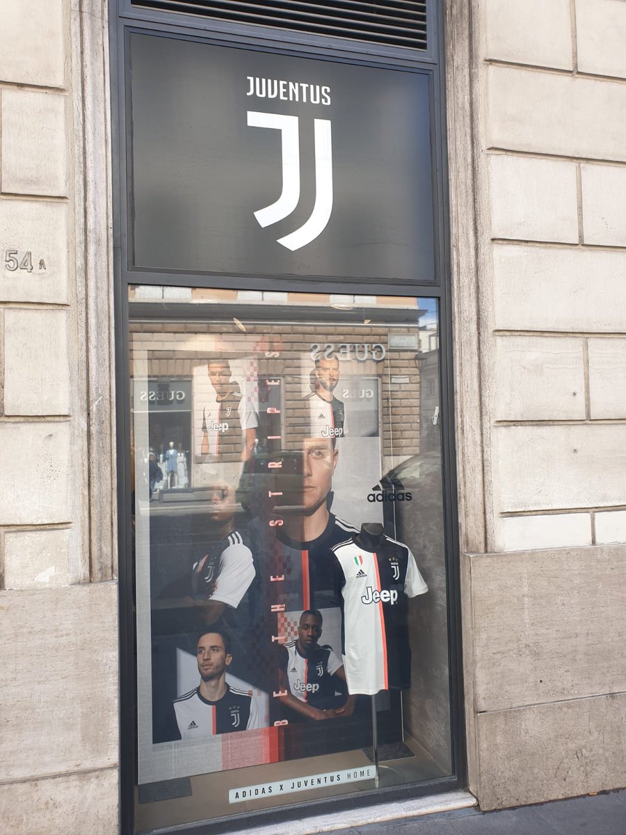 Juventusfc Pa Twitter ローマのユヴェントスストアでも新ユニフォームを販売中 T Co Nzuluwjgys Bethestripes Juveinrome