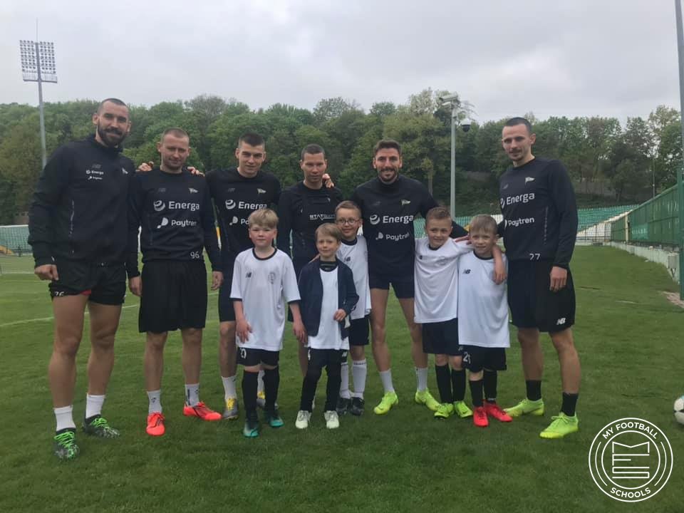 MF_Schools's tweet photo. 👉 Hej @LechiaGdanskSA , wczoraj byliśmy na V Młodzieżowych Klubowych Mistrzostwach Gdańska zorganizowanych na obiektach przy Traugutta w @gdansk . Turniej świetny! Pozdrawiamy piłkarzy Lechii, którzy znaleźli chwilę dla naszych adeptów. Szacun i powodzenia wieczorem! #LGDZAG https://t.co/RBjGWExdDw