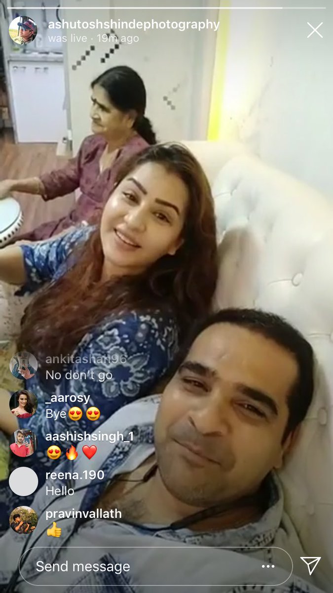 lakshikamarya's tweet photo. After so long I saw you Shilpu 😑❤️😘😘

Some pics are just priceless ❤️

Ty @ShindeAshutosh for coming live with Shilpa n Aai 🙏❤️

#ShilpaShinde 
#missyoushilpa https://t.co/FfY8XtIMSF