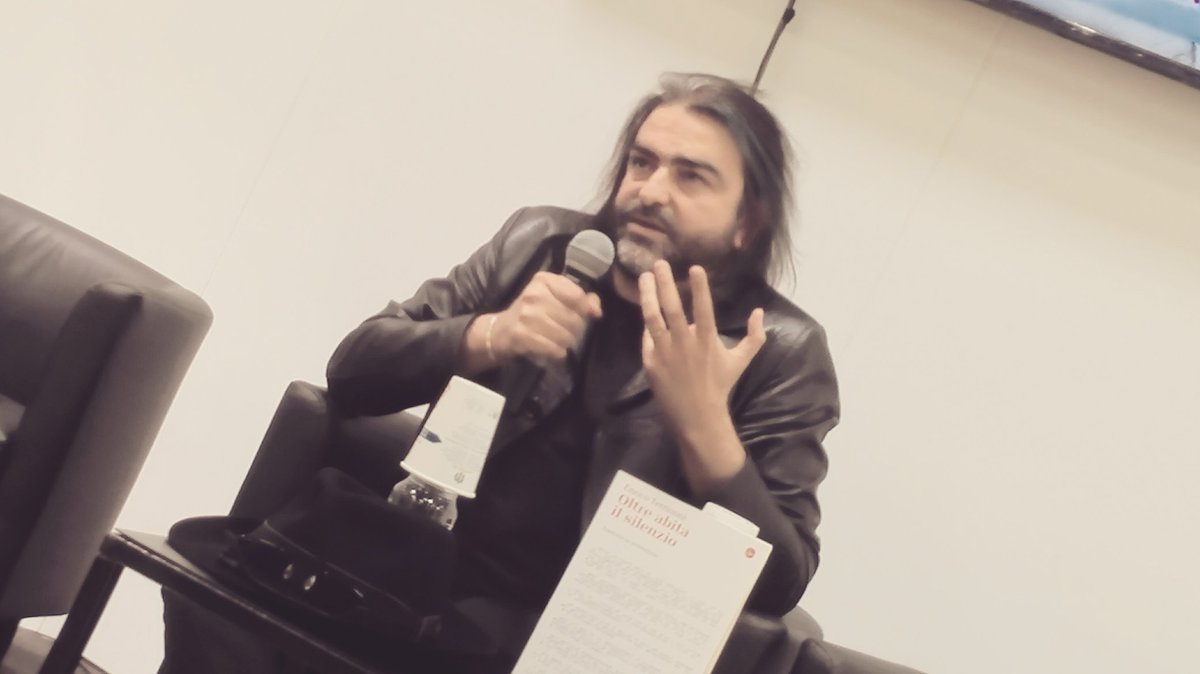 bookmarchs's tweet photo. I testi che hanno una grande ampiezza non li puoi confinare, non li puoi perimetrare. I confini esistono solo per essere valicati. Se non traduciamo non saremo mai l'altro, e quindi noi stessi.
#OltreAbitaIlSilenzio
#SalTo19
#AutoreInvisibile https://t.co/BNCnsaqqiw
