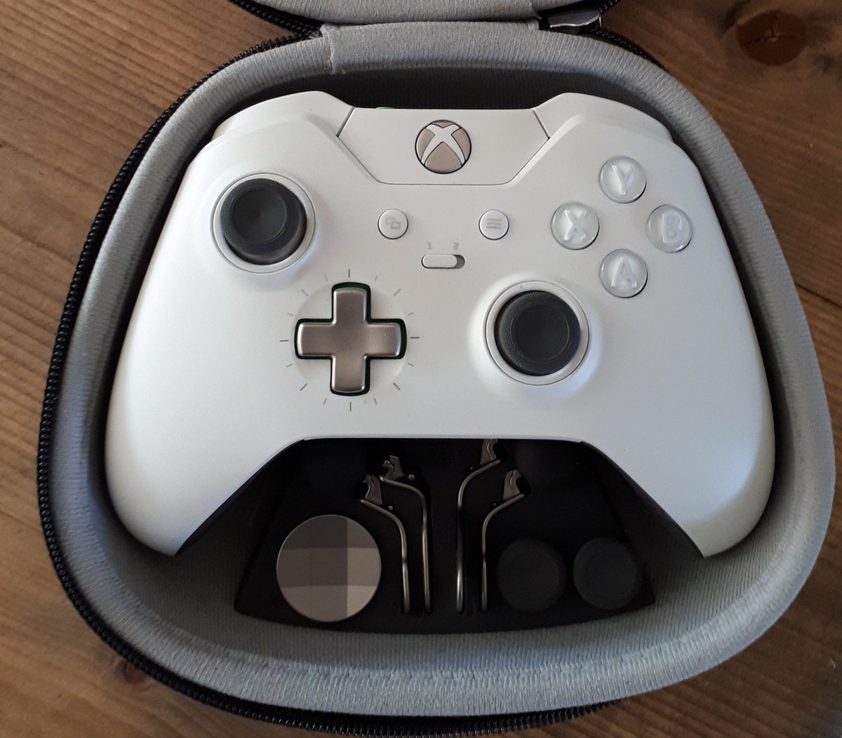 ForzaErwin84's tweet photo. Finally got the #White #XboxOneEliteController it looks so damn good 💚 https://t.co/9vrRv3elUA