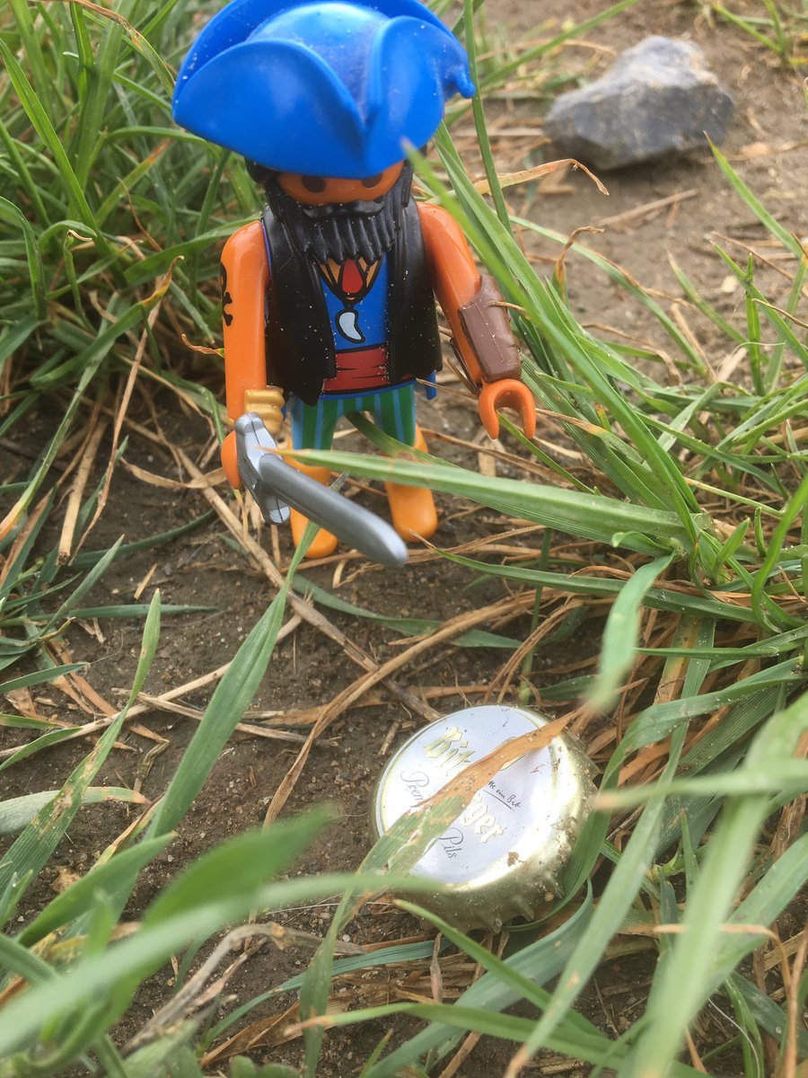 OpPiraat's tweet photo. Ahoi ihr Landratten 🏴‍☠️🏴‍☠️🏴‍☠️

Überall verstecken diese Menschen......diese seltsamen blitzenden Taler.....was soll uns das sagen.

Ein Hinweis auf einen Schatz, auf geht es Männer.🏴‍☠️🏴‍☠️🏴‍☠️ https://t.co/MKh47vihu4