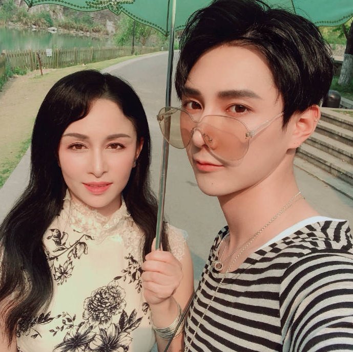 BX_Sidney's tweet photo. 母亲节快乐～宇宙超级无敌大仙女嘻嘻 https://t.co/dv099MvFxm