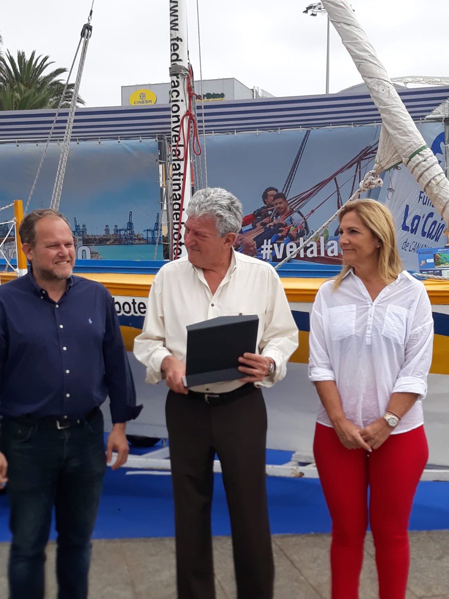 PedroQuevedoIt's tweet photo. Entrega de placa reconocimiento a la Federación de @Botesvelalatina en #FIMAR2019.
Este año se ha dedicado la Feria una de nuestras señas de identidad, la Vela Latina. https://t.co/WaJSjMyulb