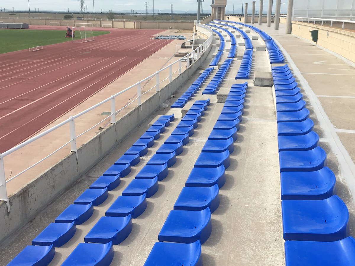 AyuntamientoMDC's tweet photo. Siguen las mejoras en las instalaciones deportivas
Instalación de asientos en el campo de fútbol Diego Carbajosa y en Estadio Municipal @DeportesMDC https://t.co/7BnfFG5mED