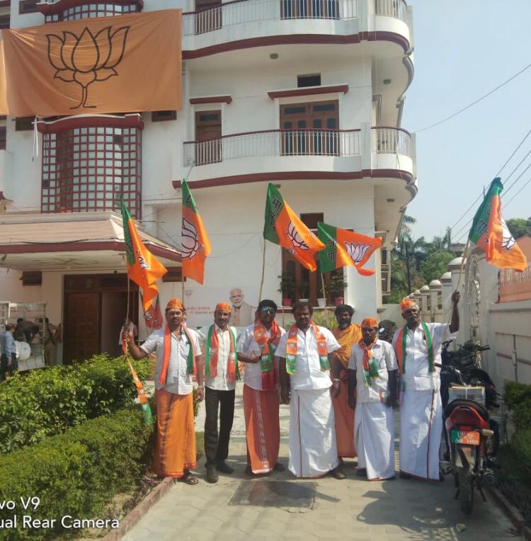 akilan_kannan's tweet photo. #CampaignAtVaranasi
#VoteForModi
As advised by Puducherry State President Mr.V.Saminathan,MLA, We as Team of 7 members Headed by State Vice President Shri. Selvam Velayutham , started Campaign in Varanasi today Morning...
@ShriSamiNathan @blsanthosh  @ganeshmuthu20  @BjpSelvam https://t.co/zs9iWtddWq
