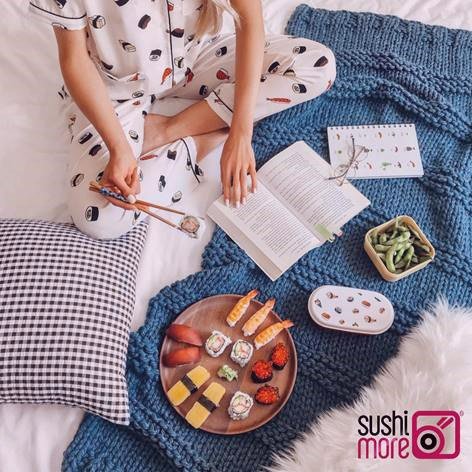 ¿Qué mejor forma de disfrutar de la tranquilidad del domingo con la compañía de un buen libro... y sushi? No lo pienses más y pide ahora!
#weekend #sundaymood #tasty #literature #reading #relax