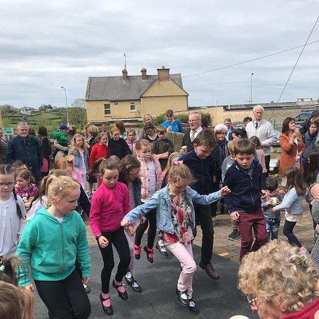 CosCosDance's tweet photo. And we’re off!🎶 Outdoor Session in progress here in Rathcormac!🎉 Come on down!
#CosCosFest #Sligo #WildAtlanticWay #SligoWhoknew #SeanNós #Dancing #IrishTrad https://t.co/PrcCqIT7Bi https://t.co/0kMErnJKq4