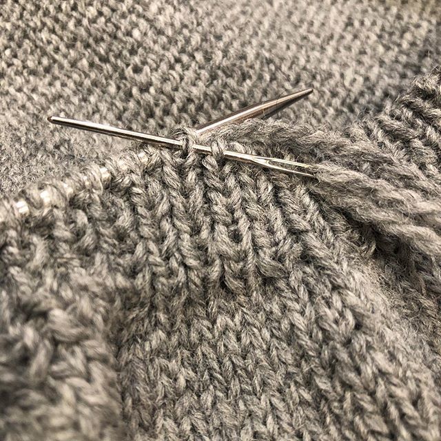 DefinitiveGrey's tweet photo. Knit, slip, purl. Purl, slip, knit. Flying through this cardigan I started on Friday. #knitting #babyknits #handmadewithlove https://t.co/LJpV3eMxFy