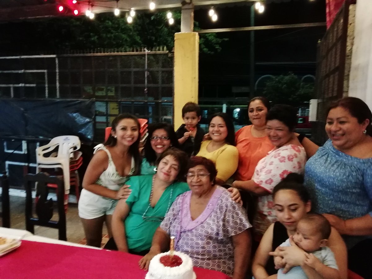 SoemyCauich's tweet photo. Y le agradezco a dios que la tenemos con nosotros un año más, como cada año celebrando su día 💕😘🌸 #Abole #LaMejorDeTodas https://t.co/F7bdIwzy3h