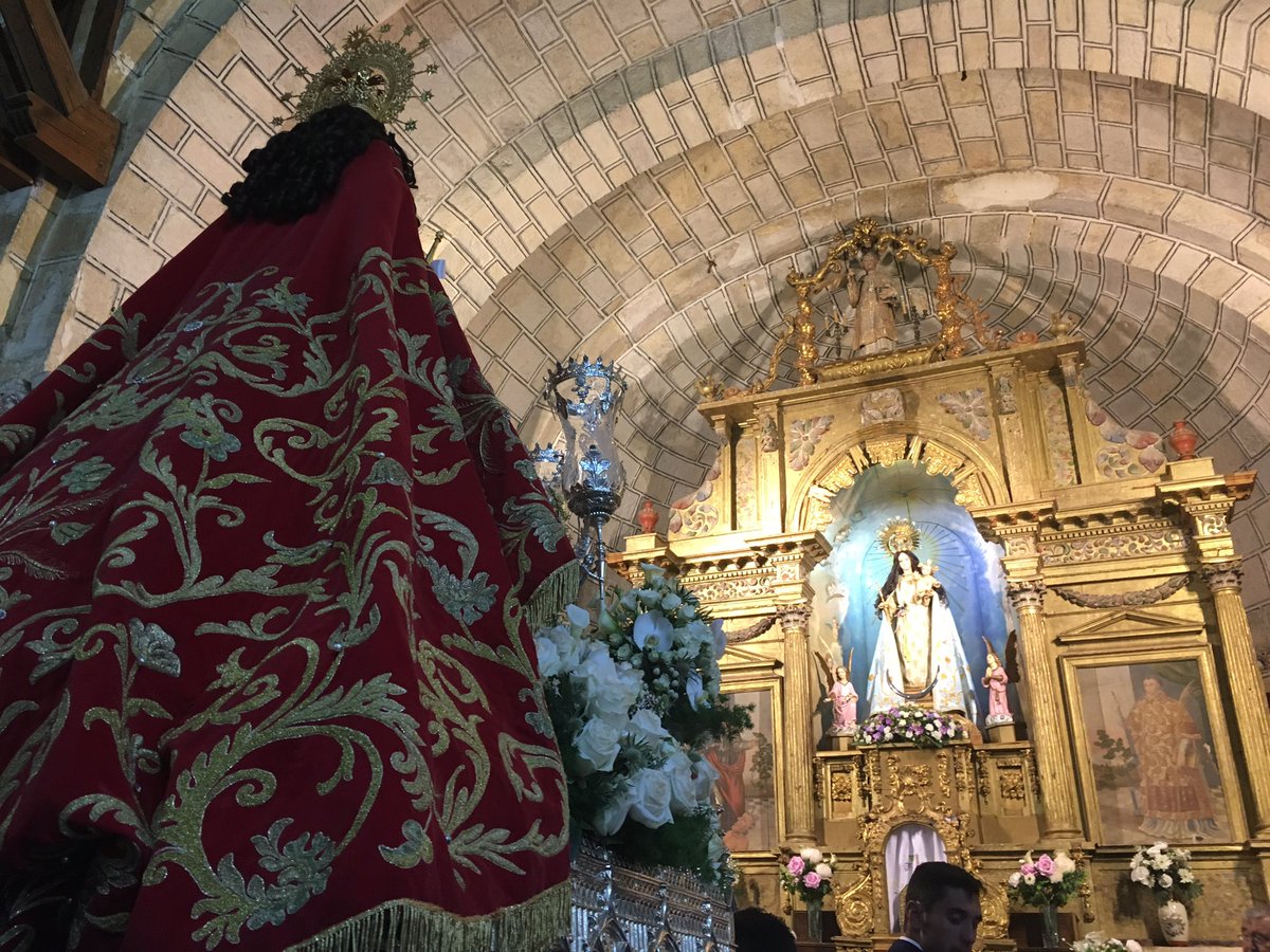 Tras el pasodoble y subir la cuesta de Vallespin la Virgen entra en la Ermita de San Esteban ante la Virgen del Consuelo <a href="/VirgenVacas/">Virgen de las Vacas</a>