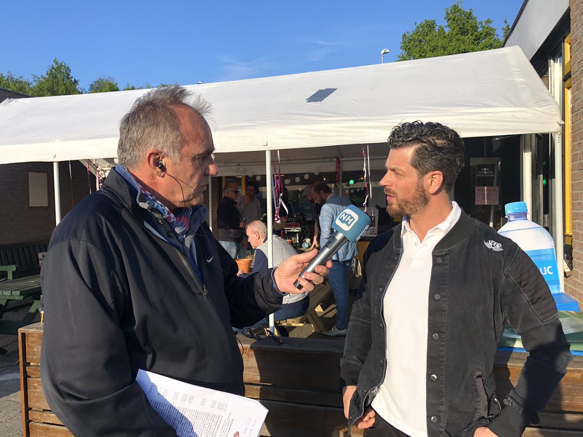 AchterTNet's tweet photo. Straks om 17u weer een Achter ‘t Net uitzending op NH Gooi Radio! We zijn bij ‘t #VoetbalmoedersProseccoToernooi van @SCtGooi Met oa Marleen Molenaar en Burgemeester @GooiseMeren En wielrenner Martin van Plateringen, sportcoach Jeffrey Staring, HCAW en Moeke Spijkstra Wielerclub! https://t.co/zjoxs9UN91