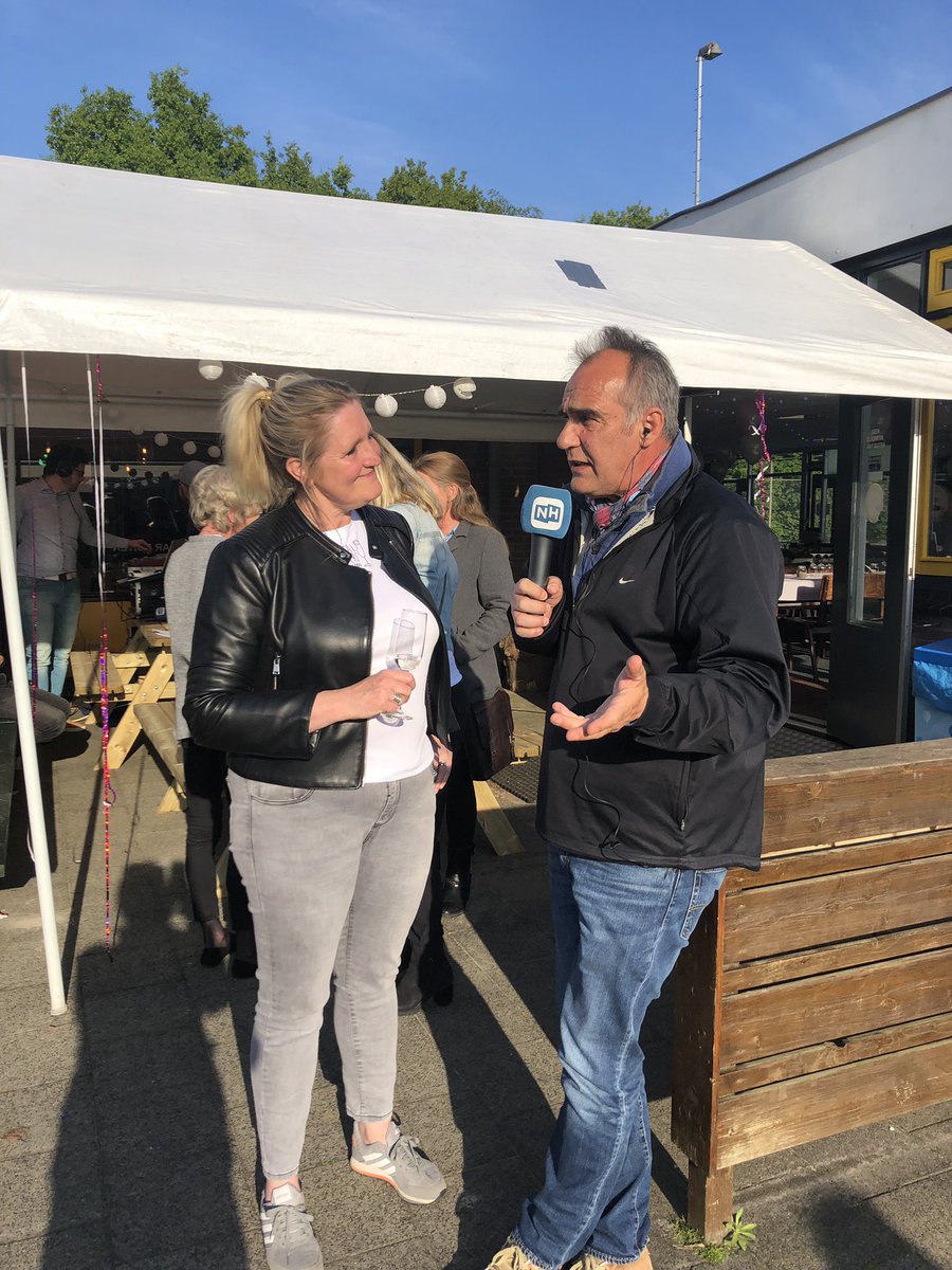 AchterTNet's tweet photo. Straks om 17u weer een Achter ‘t Net uitzending op NH Gooi Radio! We zijn bij ‘t #VoetbalmoedersProseccoToernooi van @SCtGooi Met oa Marleen Molenaar en Burgemeester @GooiseMeren En wielrenner Martin van Plateringen, sportcoach Jeffrey Staring, HCAW en Moeke Spijkstra Wielerclub! https://t.co/zjoxs9UN91