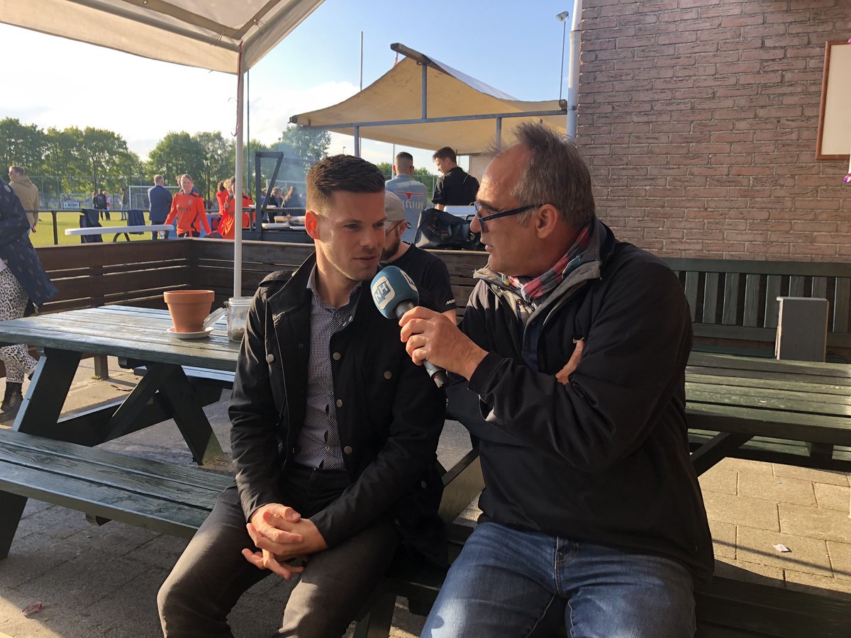 AchterTNet's tweet photo. Straks om 17u weer een Achter ‘t Net uitzending op NH Gooi Radio! We zijn bij ‘t #VoetbalmoedersProseccoToernooi van @SCtGooi Met oa Marleen Molenaar en Burgemeester @GooiseMeren En wielrenner Martin van Plateringen, sportcoach Jeffrey Staring, HCAW en Moeke Spijkstra Wielerclub! https://t.co/zjoxs9UN91