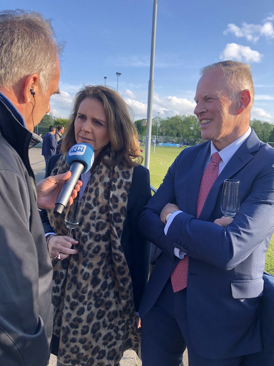 AchterTNet's tweet photo. Straks om 17u weer een Achter ‘t Net uitzending op NH Gooi Radio! We zijn bij ‘t #VoetbalmoedersProseccoToernooi van @SCtGooi Met oa Marleen Molenaar en Burgemeester @GooiseMeren En wielrenner Martin van Plateringen, sportcoach Jeffrey Staring, HCAW en Moeke Spijkstra Wielerclub! https://t.co/zjoxs9UN91