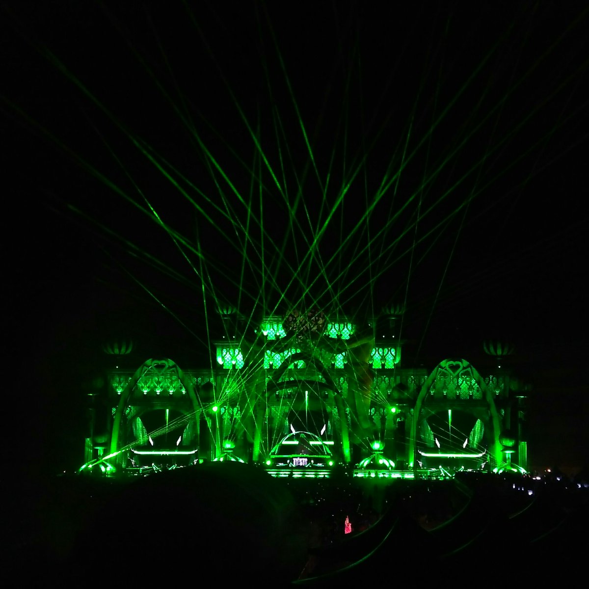 marutomochi's tweet photo. #EDCJapan #electricdaisycarnival #tiesto https://t.co/ZEEq0esItw