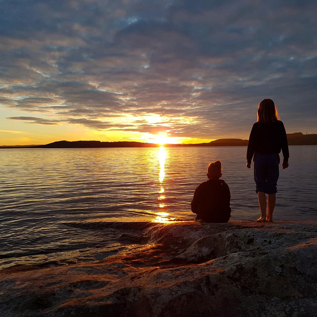 Erataival's tweet photo. Hyvää päivää äideille! Kuvassa lapset vankina autiosaarella, johon olen heidät raahannut juhannusta viettämään monta kertaa. #äitienpäivä #äiti https://t.co/yvzYK1Z0jP